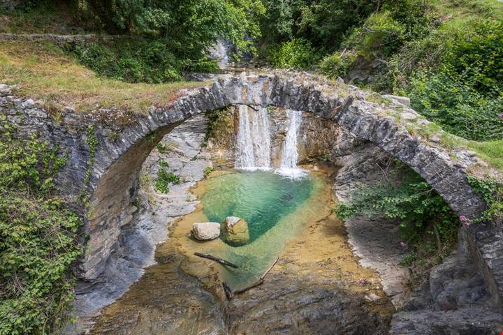 La valle dei borghi sospesi nel vuoto dove non dovresti andare se soffri di vertigini