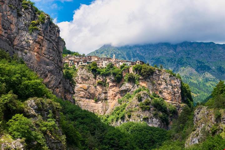 La valle dei borghi sospesi nel vuoto dove non dovresti andare se soffri di vertigini