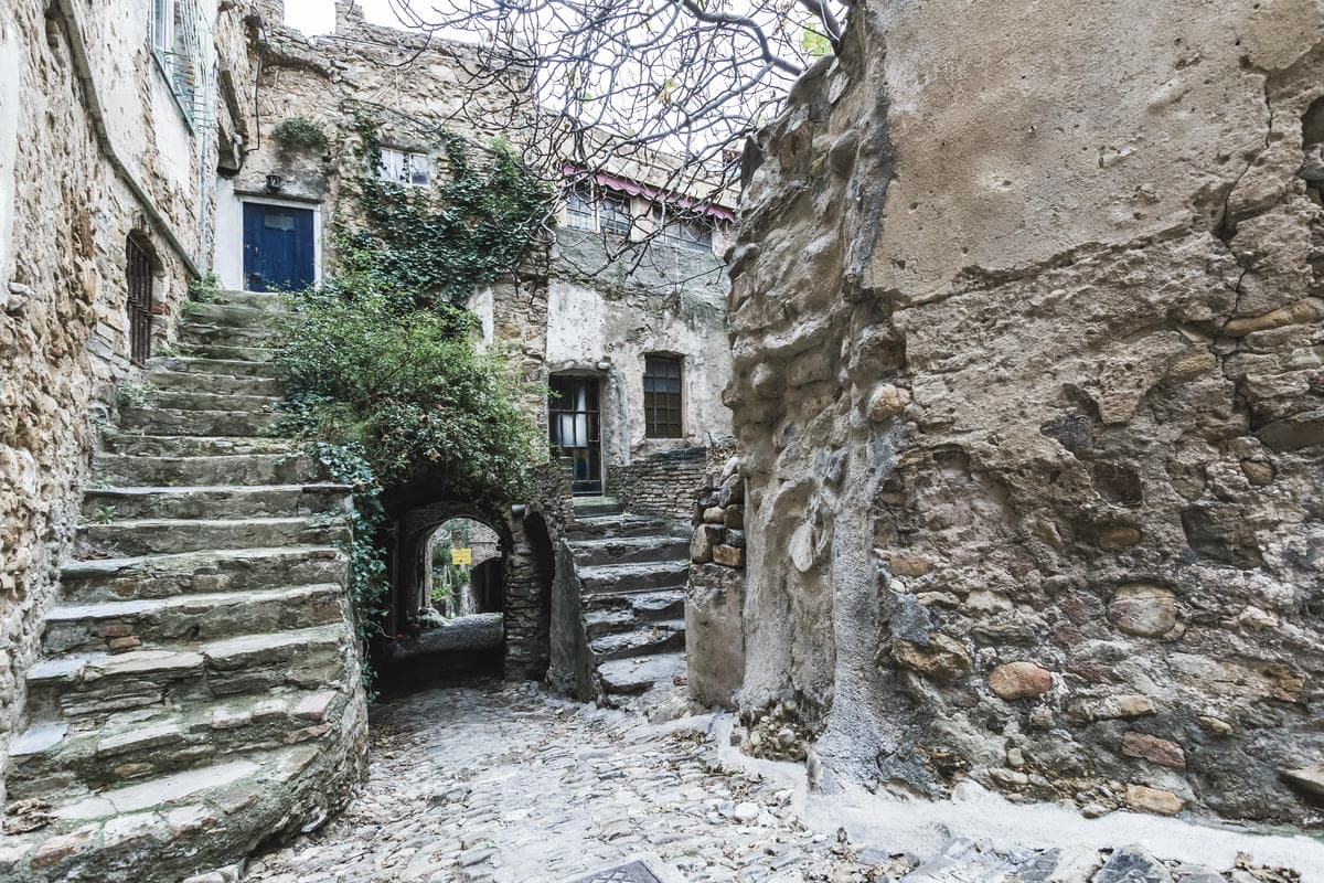 La valle dei borghi sospesi nel vuoto dove non dovresti andare se soffri di vertigini 