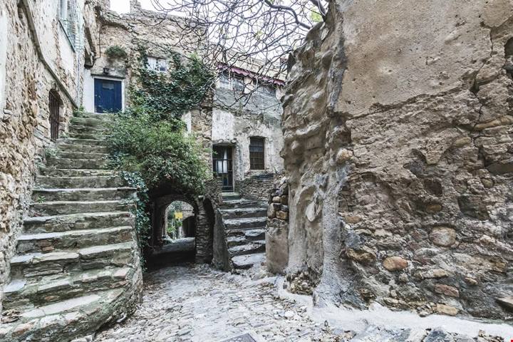 La valle dei borghi sospesi nel vuoto dove non dovresti andare se soffri di vertigini