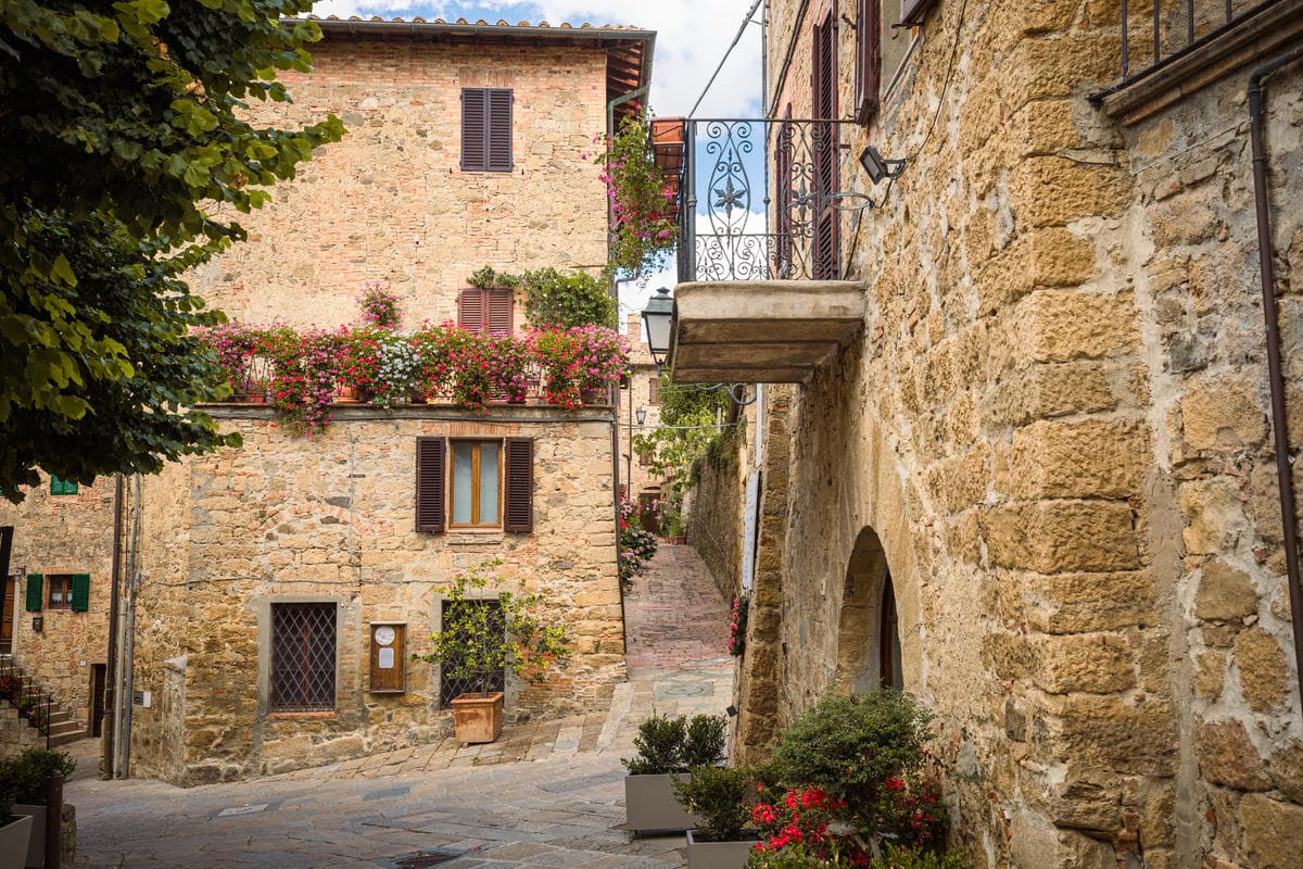 In Toscana hanno inventato il teatro povero: niente lusso, ma solo magia per ritrovarsi insieme grazie all'arte