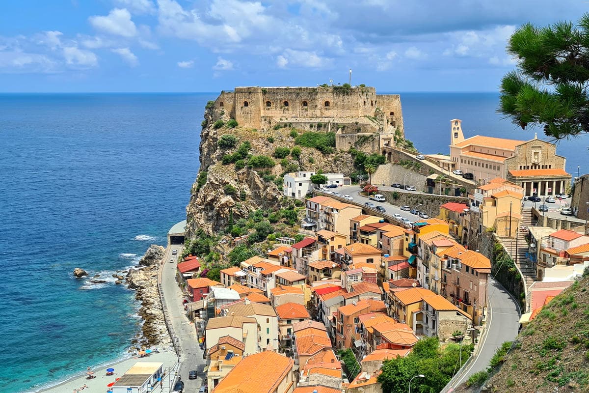 7 borghi di mare che ti regaleranno il primo tuffo del 2026: anche fuori stagione qui l'acqua è una meraviglia