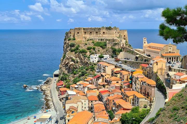 7 borghi di mare che ti regaleranno il primo tuffo del 2026: anche fuori stagione qui l'acqua è una meraviglia