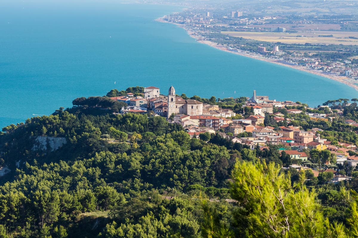 7 borghi di mare che ti regaleranno il primo tuffo del 2026: anche fuori stagione qui l'acqua è una meraviglia