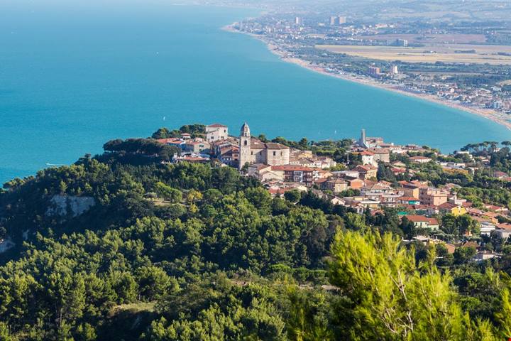 7 borghi di mare che ti regaleranno il primo tuffo del 2026: anche fuori stagione qui l'acqua è una meraviglia