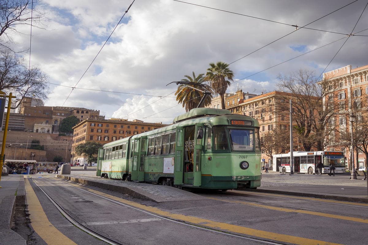 Con pochi euro puoi scoprirle come un local: in queste città i mezzi pubblici hanno davvero un'altra marcia