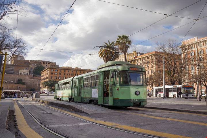 Con pochi euro puoi scoprirle come un local: in queste città i mezzi pubblici hanno davvero un'altra marcia