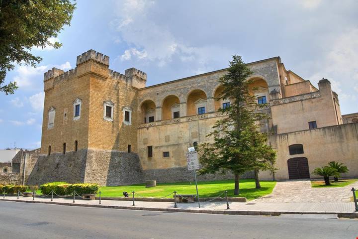 La chiamano città biscotto, ma non è per i suoi dolci: qui ogni casa e palazzo ha un colore davvero insolito