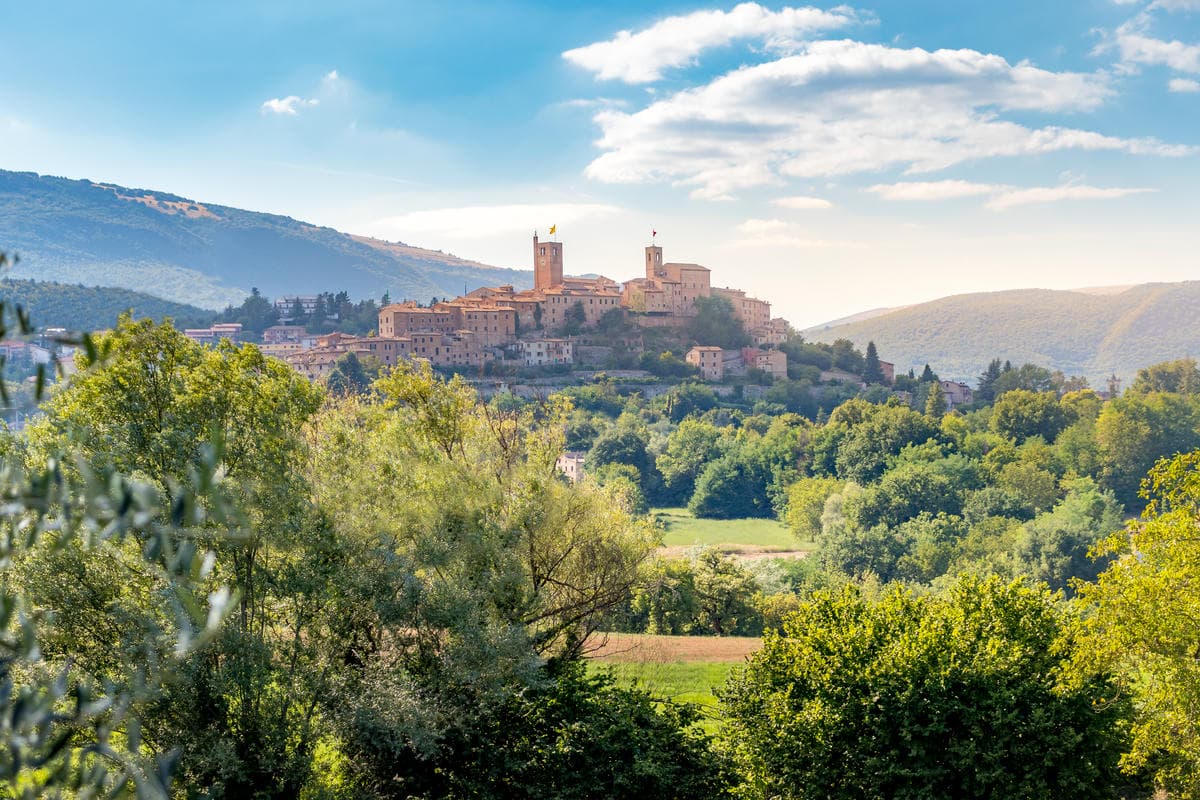 È il borgo delle cascate perdute: le Marche così non le hai mai viste, un'avventura incredibile ti aspetta