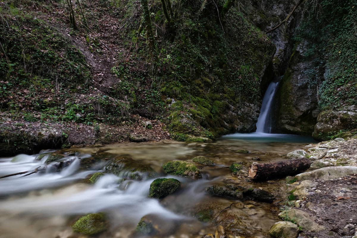 È il borgo delle cascate perdute: le Marche così non le hai mai viste, un'avventura incredibile ti aspetta