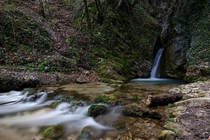 È il borgo delle cascate perdute: le Marche così non le hai mai viste, un'avventura incredibile ti aspetta