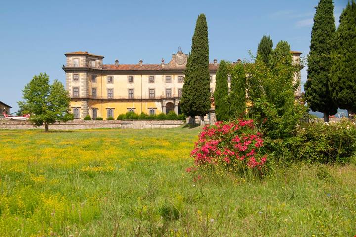 Per vedere la villa più bella d'Italia devi andare in Toscana: tra statue e giardini è un capolavoro senza tempo