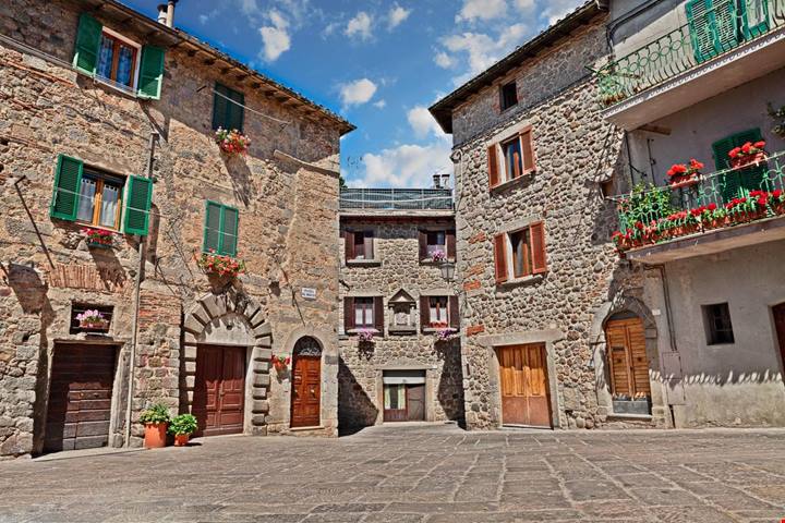 Diventato famoso con un antico monastero, questo borgo tra i boschi è un vero angolo di pace