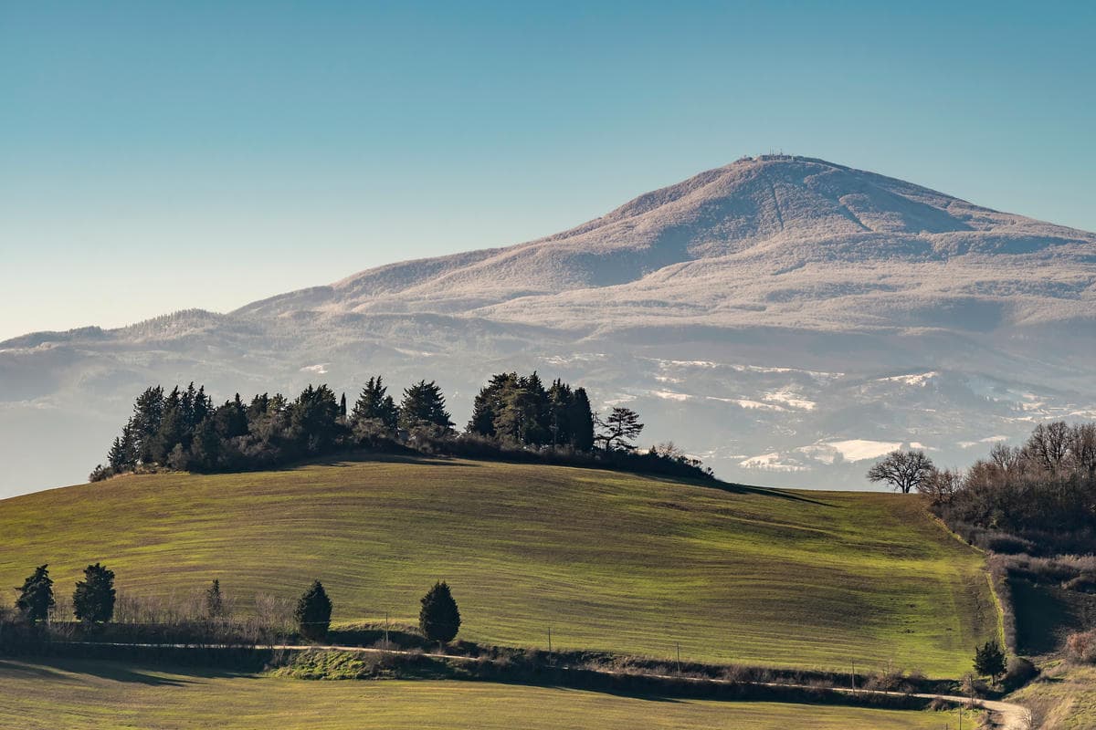 Diventato famoso con un antico monastero, questo borgo tra i boschi è un vero angolo di pace