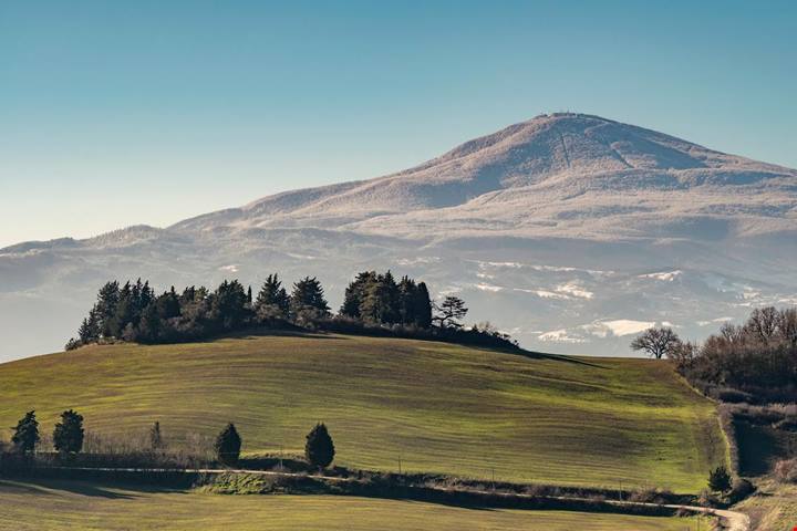 Diventato famoso con un antico monastero, questo borgo tra i boschi è un vero angolo di pace