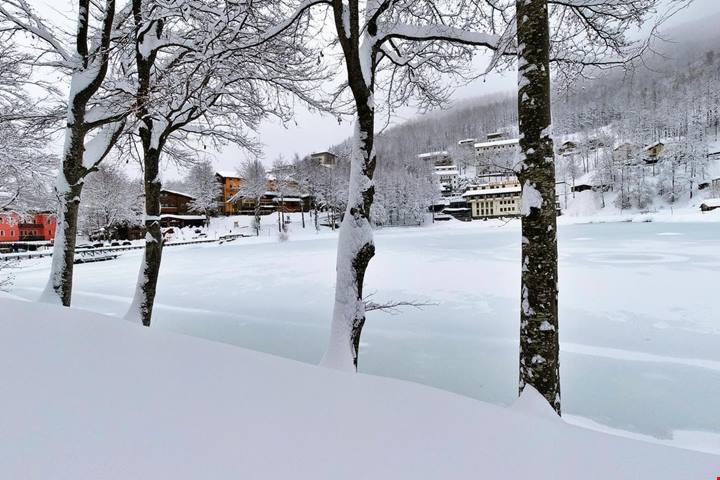 Le Dolomiti dell'Emilia sono il posto giusto per vivere una settimana bianca decisamente più economica