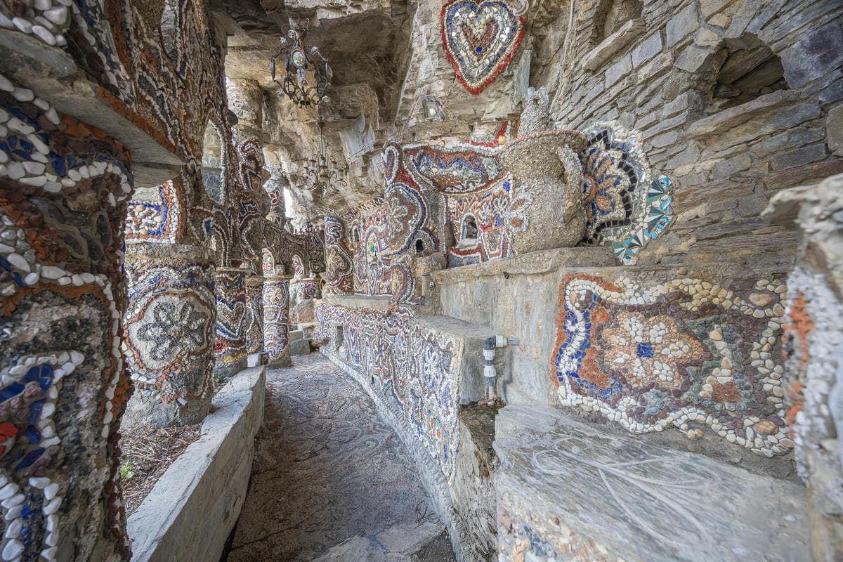 La piccola Barcellona della Valtellina è lo straordinario castello dai mille colori che ricorda le opere di Gaudì