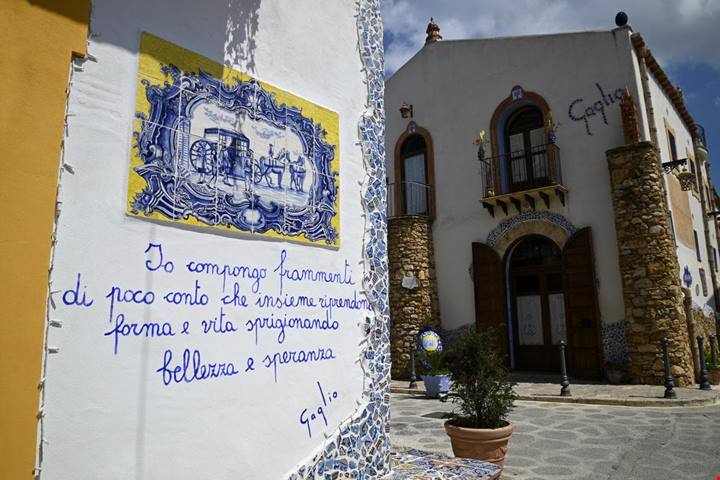 Il borgo più colorato d'Italia ha solo 20 abitanti: ogni angolo è dipinto come un quadro cubista