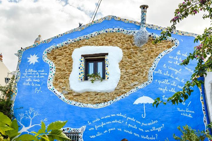 Il borgo più colorato d'Italia ha solo 20 abitanti: ogni angolo è dipinto come un quadro cubista