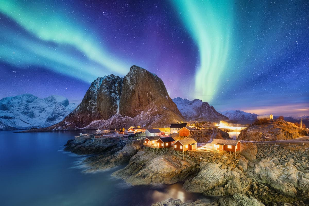 Se cerchi il sole a mezzanotte, questa città ai piedi dell'Artico ti regalerà i colori più belli che ci siano