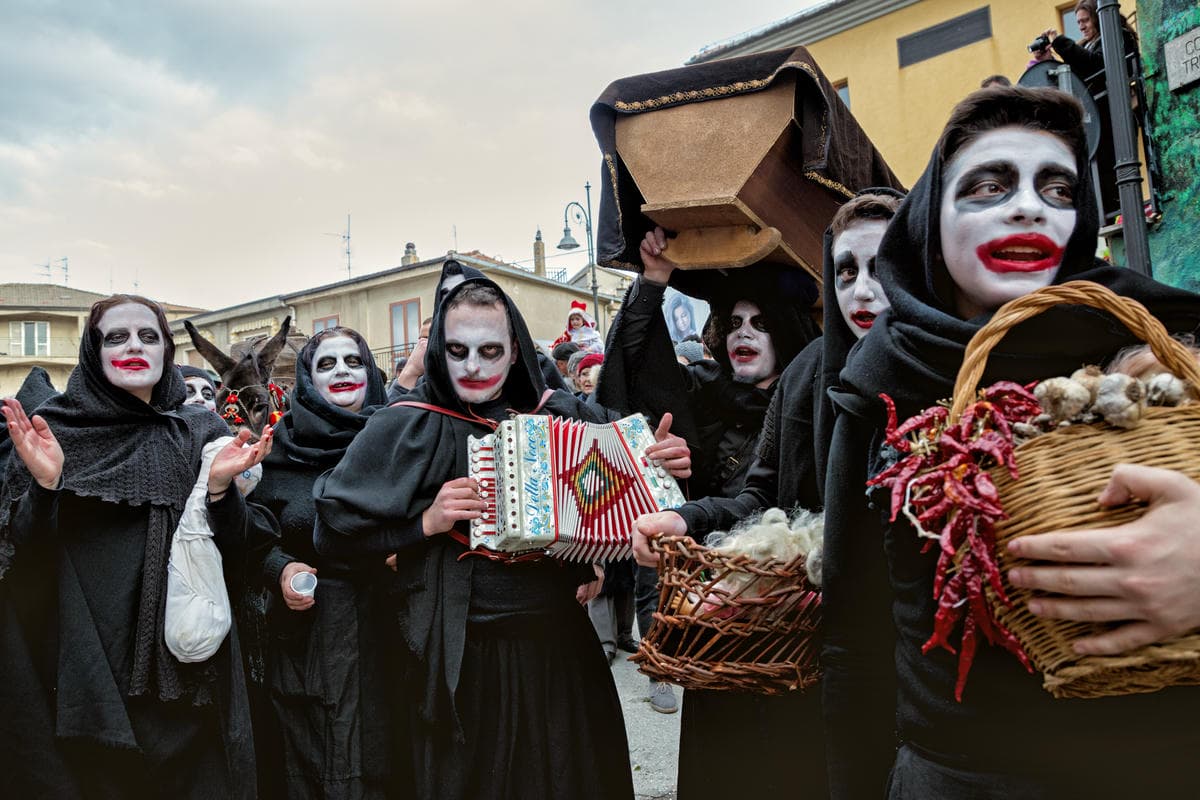 Lo chiamano Carnevale degli eremiti, ma tutti possono andarci: la sua è una festa che si intreccia con la natura