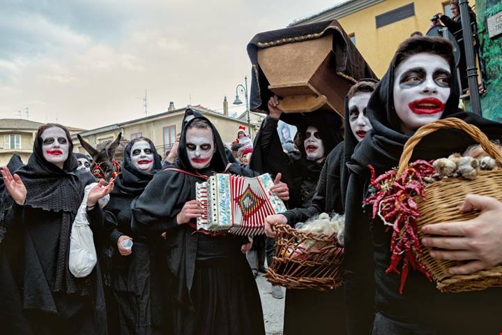 Lo chiamano Carnevale degli eremiti, ma tutti possono andarci: la sua è una festa che si intreccia con la natura