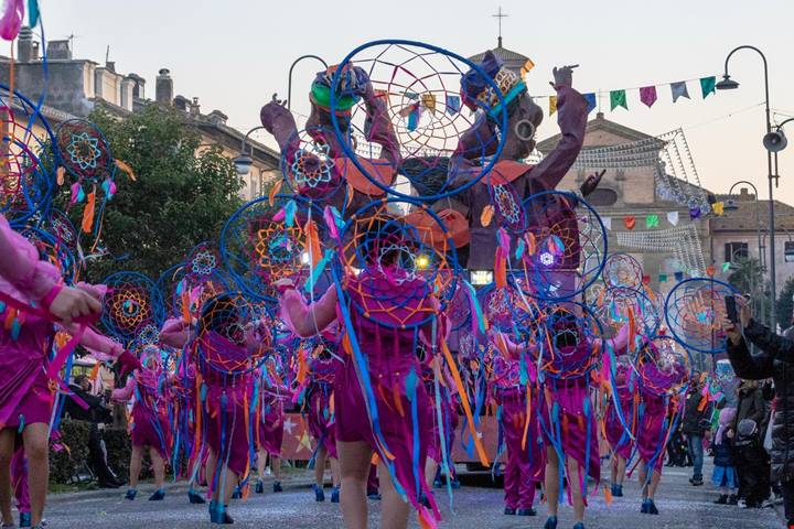 Il più amato da Marco Mengoni: questo Carnevale è la bellissima tradizione del borgo vista lago