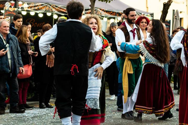 Il più amato da Marco Mengoni: questo Carnevale è la bellissima tradizione del borgo vista lago