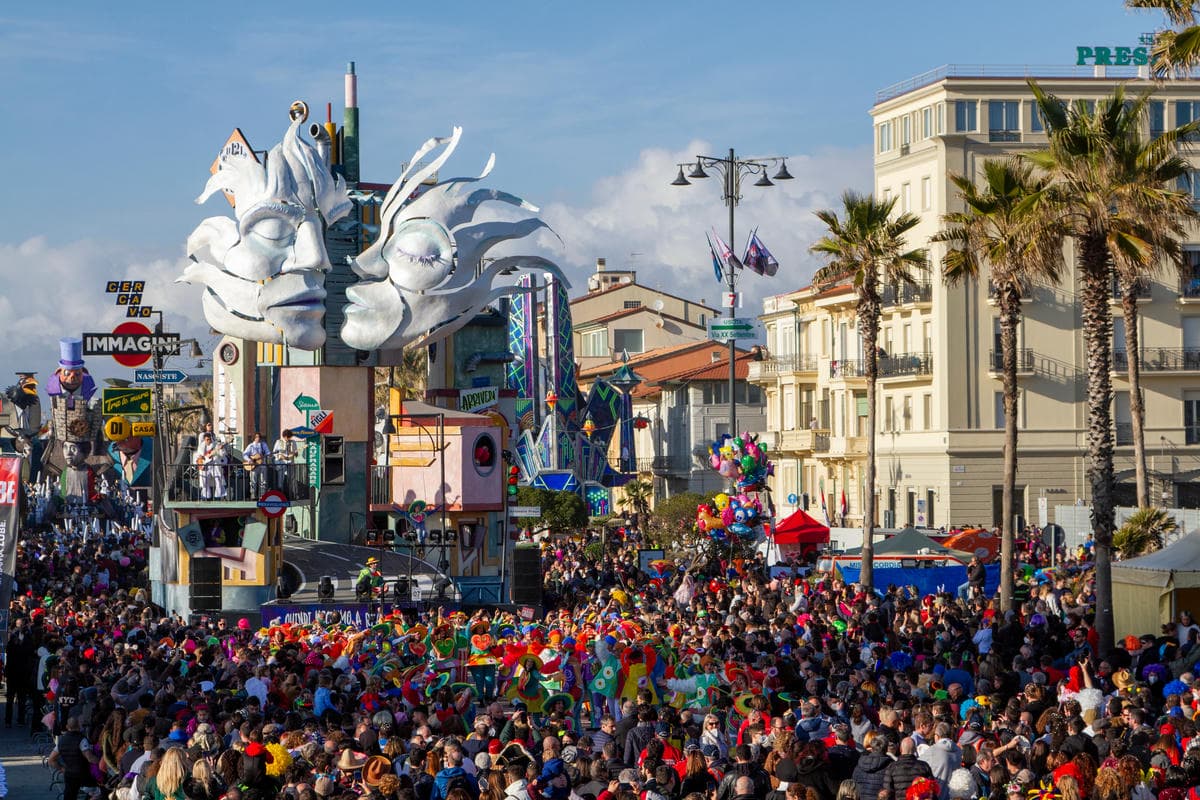 Carnevale di Viareggio 2026: date, programmi e sfilate