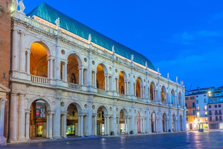 Questa città fa concorrenza a Venezia: meno turisti e più calma, è la vera alternativa da scoprire quest'anno