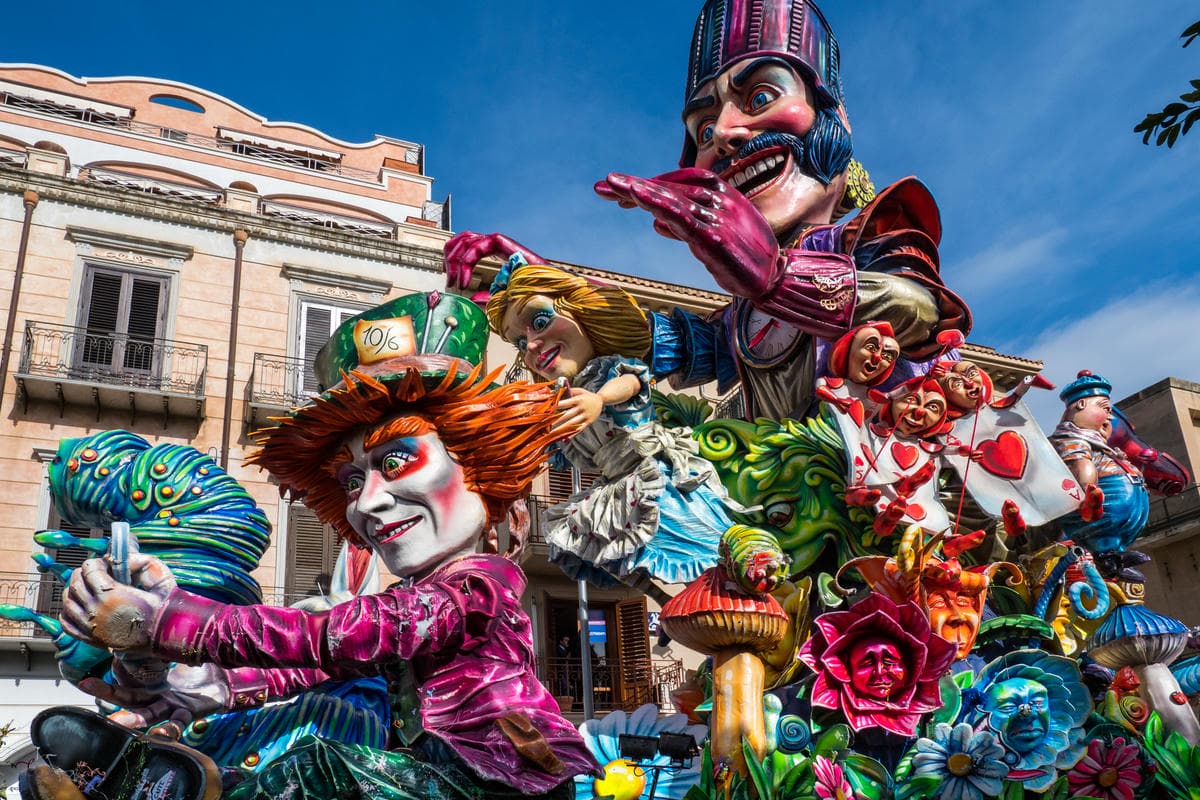 Da oltre 100 anni è il carnevale più bello in Sicilia: i suoi carri sono un'esplosione di gioia e colori