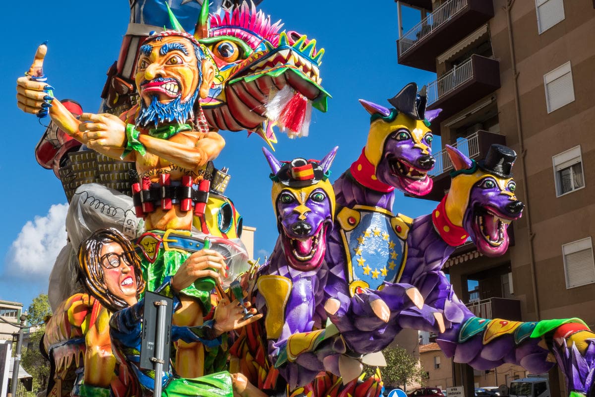 Da oltre 100 anni è il carnevale più bello in Sicilia: i suoi carri sono un'esplosione di gioia e colori
