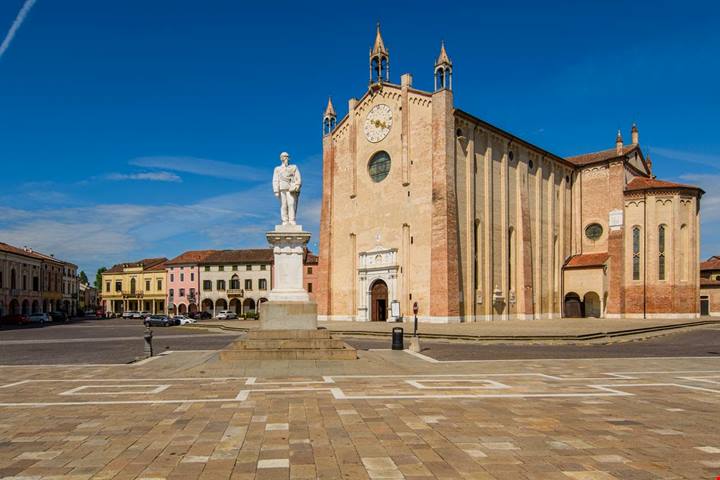 Le sue mura sono lunghe 2000 metri e resistono da secoli: è il borgo murato simbolo del Veneto