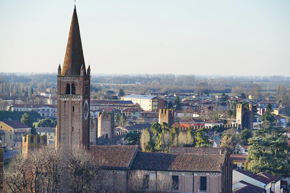 Le sue mura sono lunghe 2000 metri e resistono da secoli: è il borgo murato simbolo del Veneto