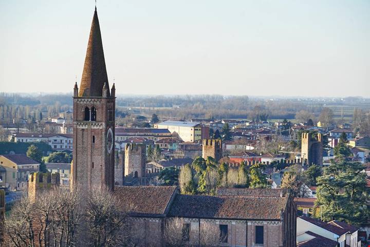 Le sue mura sono lunghe 2000 metri e resistono da secoli: è il borgo murato simbolo del Veneto