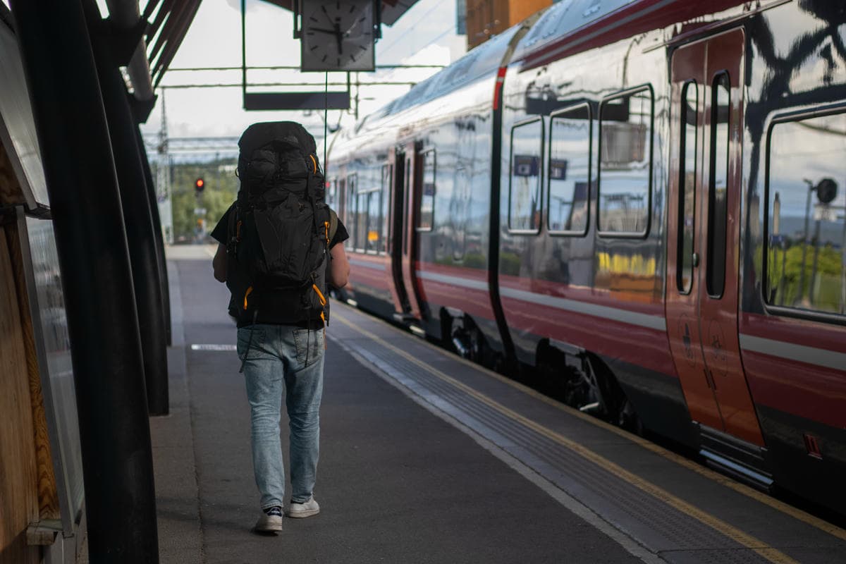 C'è un modo unico per viaggiare in Europa spendendo poco, e sempre più giovani stanno scegliendo di approfittarne