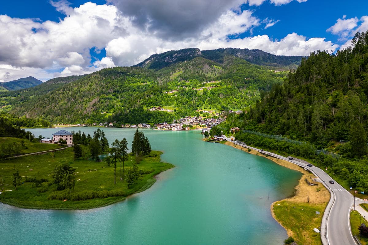 La spiaggia delle Dolomiti è il piccolo borgo del Veneto pieno di... meridiane 