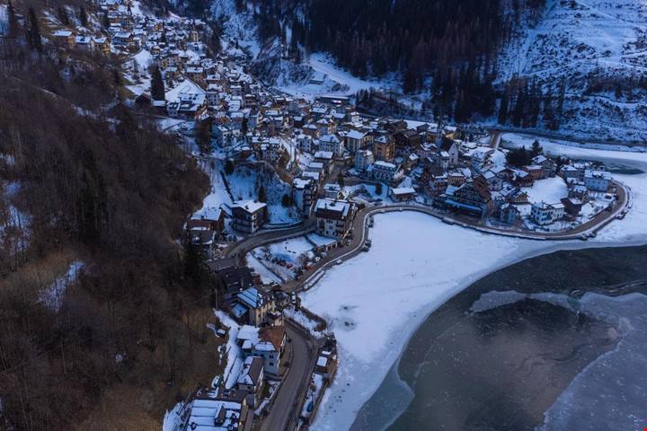 La spiaggia delle Dolomiti è il piccolo borgo del Veneto pieno di... meridiane