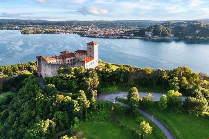 Non è Rodi, ma anche in questo borgo della Lombardia c'è un colosso: è una delle statue più alte al mondo
