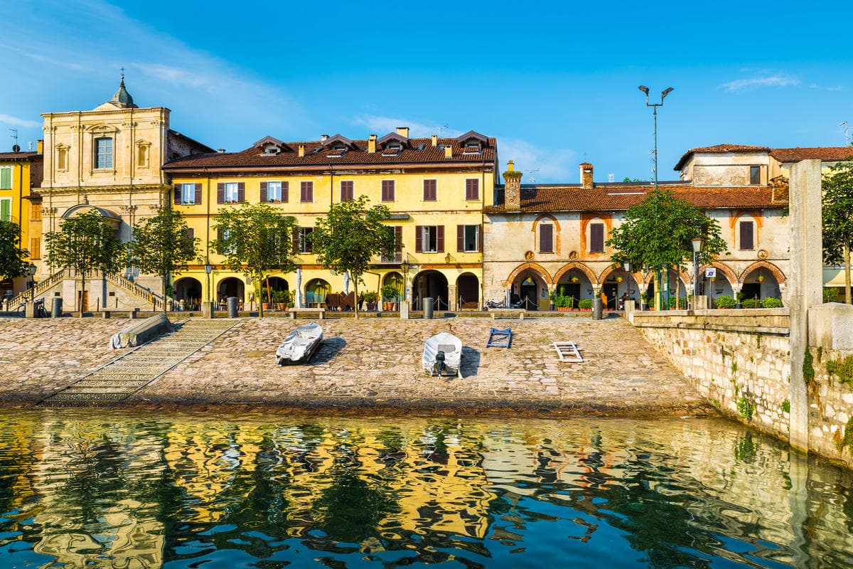 Non è Rodi, ma anche in questo borgo della Lombardia c'è un colosso: è una delle statue più alte al mondo