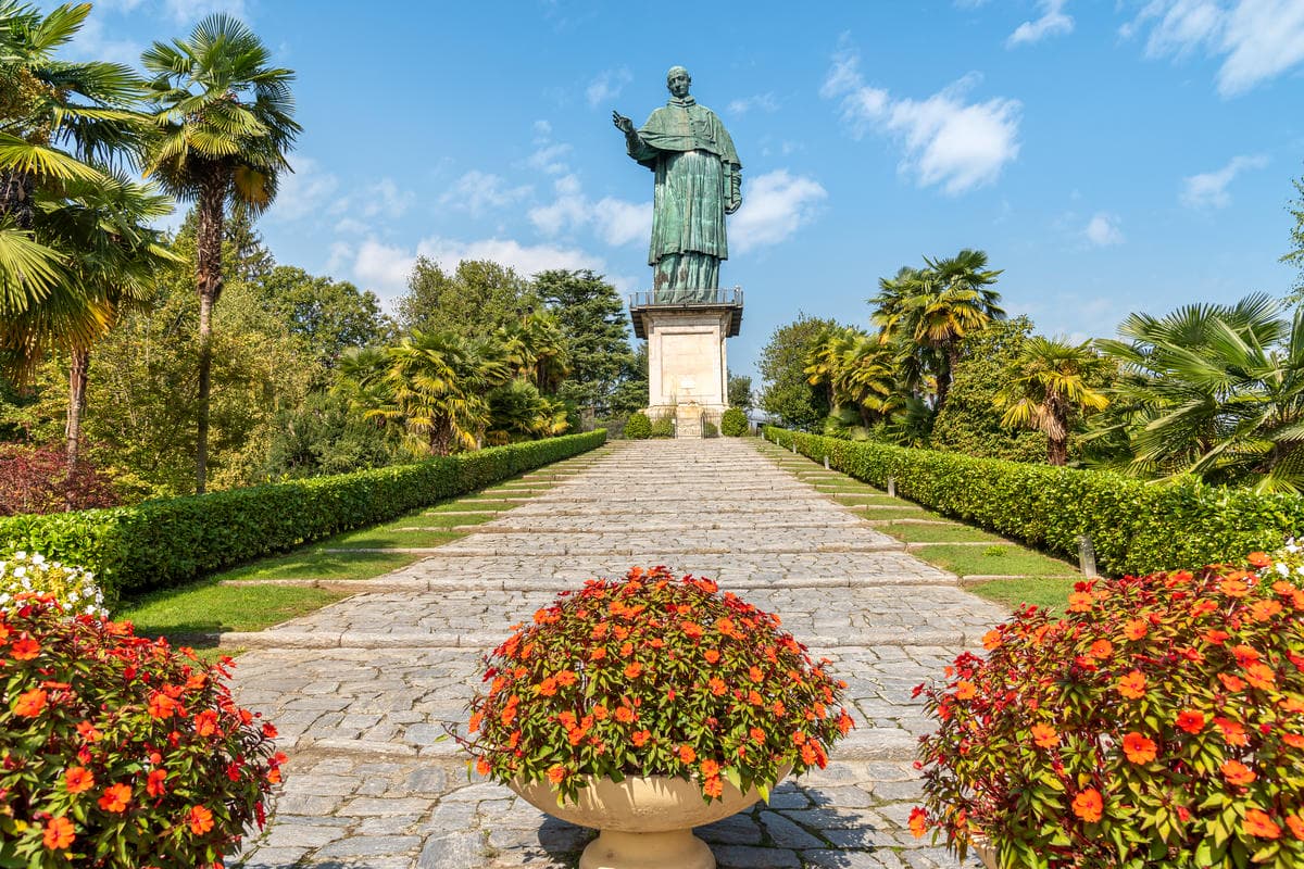 Non è Rodi, ma anche in questo borgo della Lombardia c'è un colosso: è una delle statue più alte al mondo
