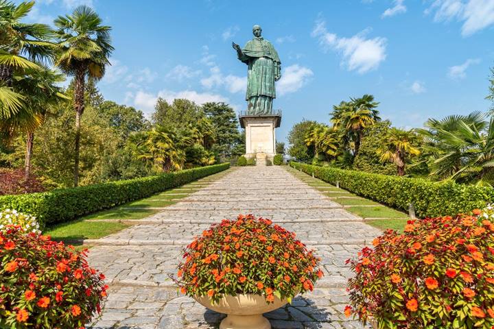Non è Rodi, ma anche in questo borgo della Lombardia c'è un colosso: è una delle statue più alte al mondo