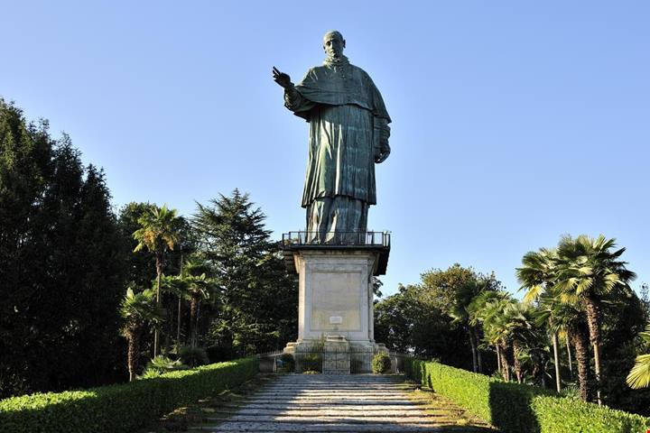 Non è Rodi, ma anche in questo borgo della Lombardia c'è un colosso: è una delle statue più alte al mondo