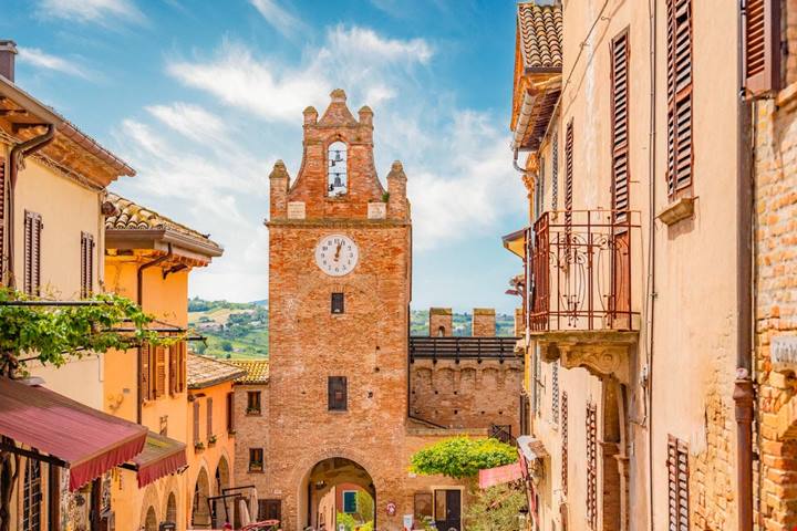 Una tragica storia di 800 anni fa rivive ancora oggi in questo romanticissimo borgo delle Marche