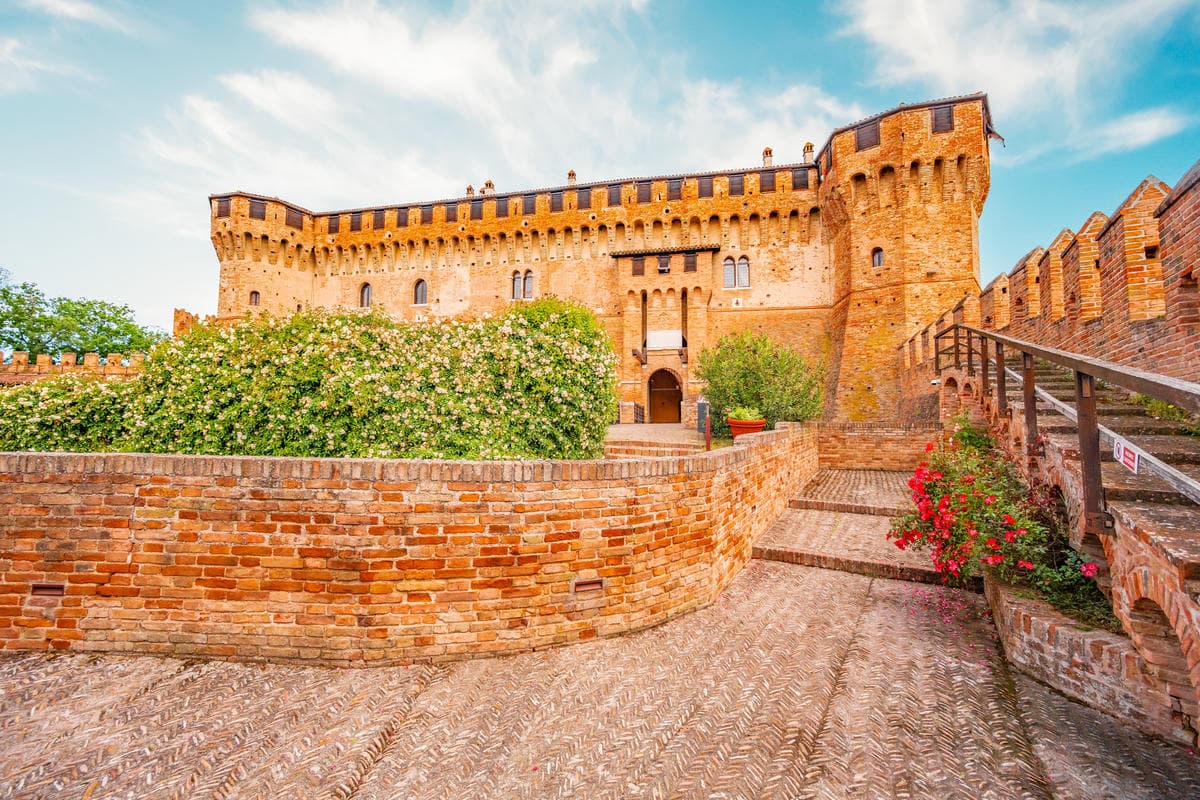 Una tragica storia di 800 anni fa rivive ancora oggi in questo romanticissimo borgo delle Marche