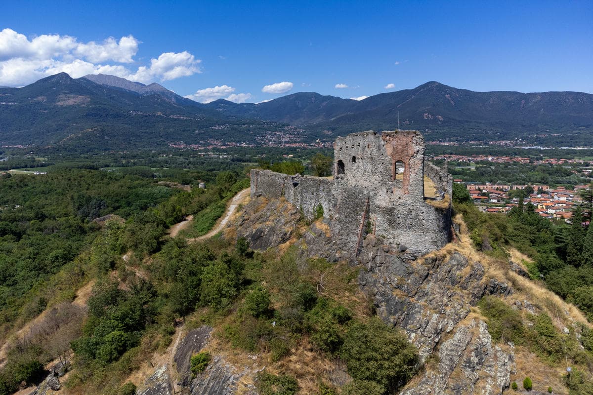 Basta mezz'ora di auto da Torino per scoprire i laghi gemelli del Piemonte: qui si riflette un'antica abbazia millenaria