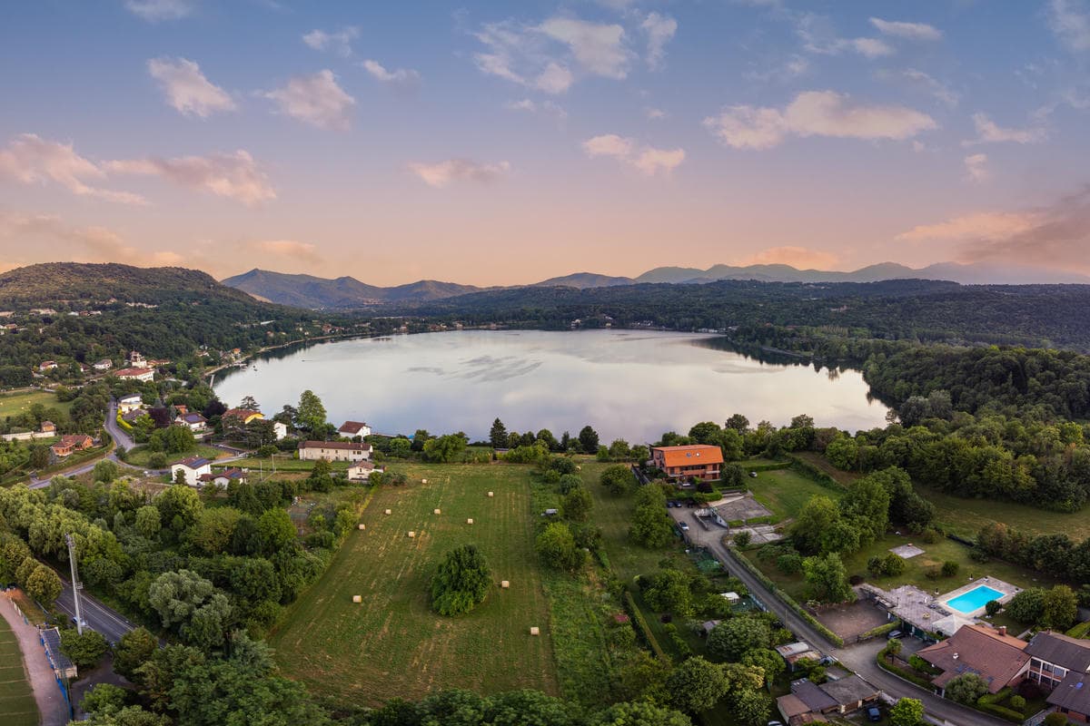 Basta mezz'ora di auto da Torino per scoprire i laghi gemelli del Piemonte: qui si riflette un'antica abbazia millenaria