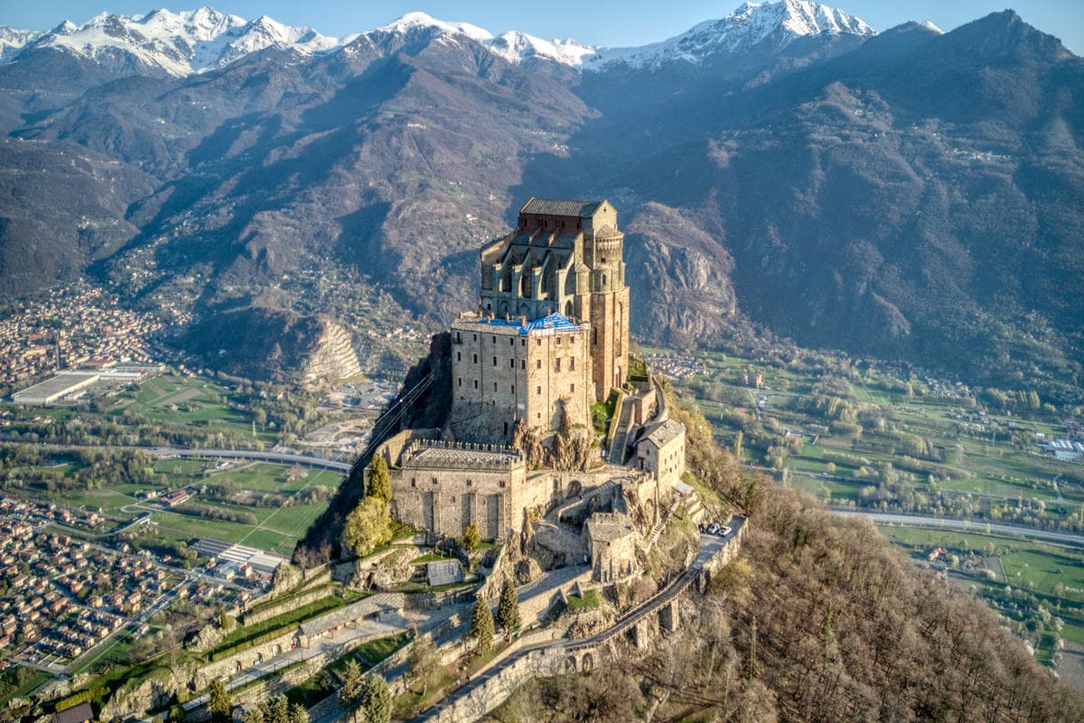 Basta mezz'ora di auto da Torino per scoprire i laghi gemelli del Piemonte: qui si riflette un'antica abbazia millenaria