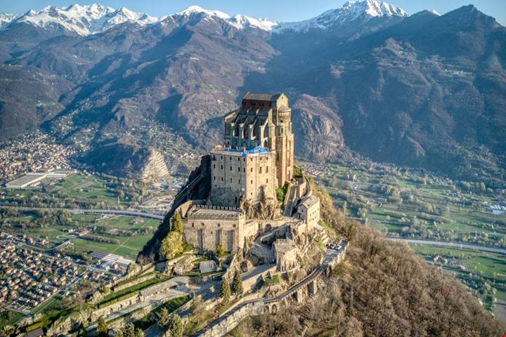 Basta mezz'ora di auto da Torino per scoprire i laghi gemelli del Piemonte: qui si riflette un'antica abbazia millenaria