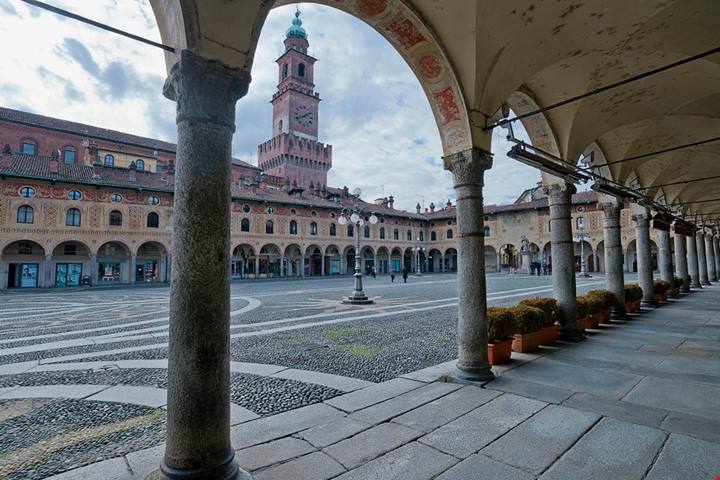 La sua è l'unica piazza concava in Italia: una meraviglia rinascimentale a meno di un'ora da Milano